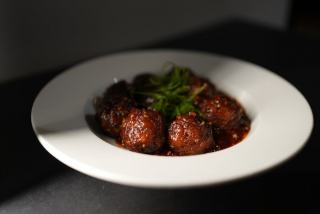 Boulettes de viande : recette moelleuse et savoureuse à la sauce tomate