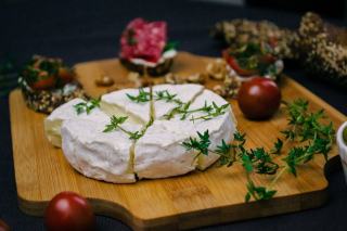 Camembert en croûte feuilletée : recette dorée et fondante au four