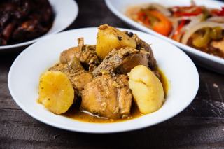 Carry de poulet à la créole : recette réunionnaise épicée et parfumée