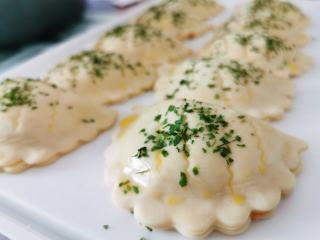 Chapon farci aux pommes, marrons et champignons : recette de fête