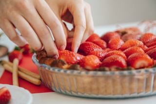 Charlotte aux fraises et meringue : recette estivale légère et raffinée