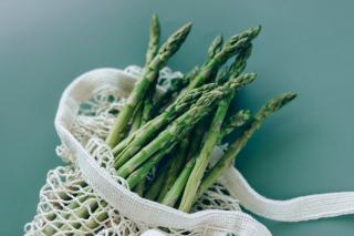 Clafoutis aux asperges vertes : recette salée printanière facile au four
