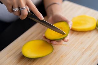 Compotée de mangue au miel et framboises pour 4 : recette exotique fraîche