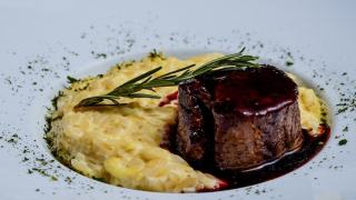 Filet mignon de veau au romarin et polenta aux olives