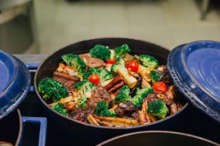 Gigot de sanglier au four : recette de gibier mariné festif