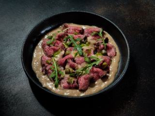 Gigue de chevreuil marinée au vin et ses purées, recette