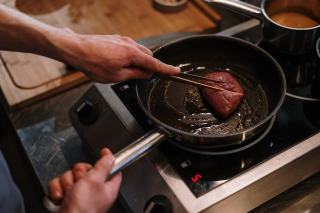 Gigue de chevreuil rôtie : recette de gibier marinée au vin rouge