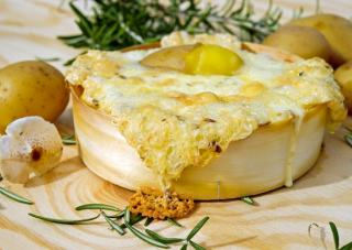 Gratin de pommes de terre aux saucisses fumées, recette facile