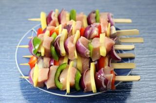 Mini brochettes au surimi : recette apéro rapide et colorée