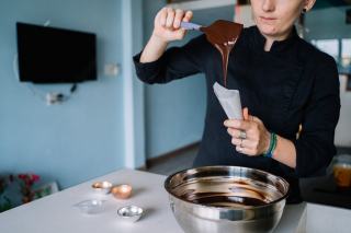 Mousse au chocolat, poivre de cassis et cerises blanches
