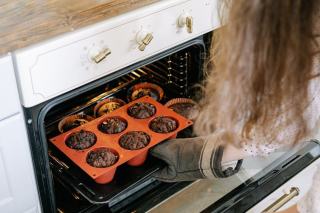 Muffins pomme-litchis sur tapis de chocolat, recette originale