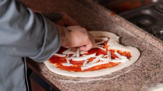 Pizza savoyarde maison : recette au reblochon et lardons