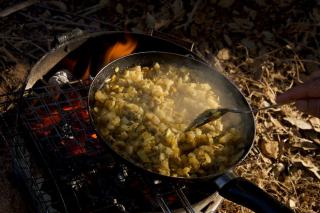 Pommes de terre dans la braise : recette rustique au barbecue