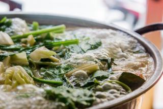Pot-au-feu de pintade vapeur pour 4 : recette légère et parfumée