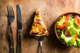 Quiche au brie, lard fumé et ciboulette : recette savoureuse