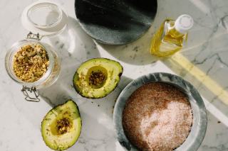 Avocat au râpé de surimi - Recette fraîche et rapide