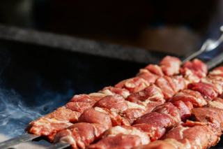 Brochettes de porc shashlik : recette caucasienne marinée