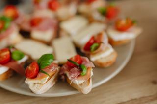 Canapés d'apéritif : recettes faciles et variées pour l'apéro maison