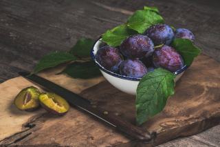 Crumble aux prunes et pêches - Recette estivale croustillante