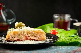 Cake saumon, olives noires et gruyère - Recette salée