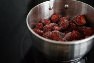 Charlotte aux fraises revisitée : recette légère et fruitée