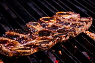 Côte de bœuf à la cheminée : recette authentique au feu de bois