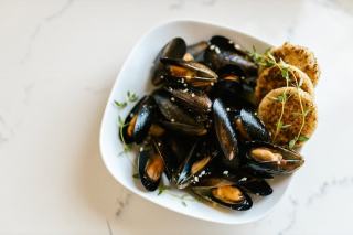 Moules froides en entrée : recette fraîche et marinée façon tapas