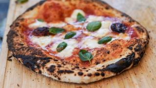 Pizza caprese : recette italienne à la mozzarella et tomates fraîches