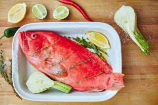 Poisson entier au four : recette simple et parfumée aux herbes
