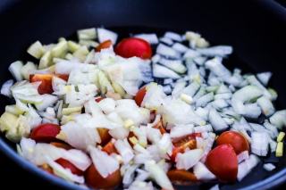 Salade tomates, poivron et cornichons - Recette estivale simple