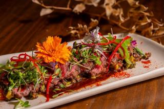 Tataki de bœuf laqué sauce soja et fenouil glacé - Recette