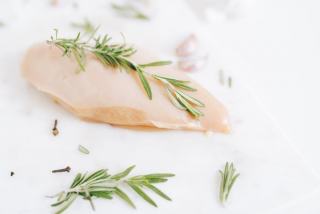 Émincé de poulet à la crème et au vin blanc : recette rapide