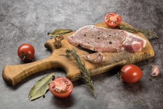 Épaule de sanglier au vin : recette de gibier mijoté au vin rouge