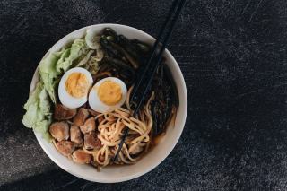 Nouilles aux poissons, crevettes et curry : recette asiatique express