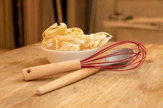 Pâtes au jambon cru et crevettes : recette terre et mer rapide