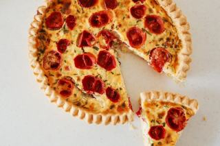 Quiche oignons confits, lardons et champignons : recette généreuse