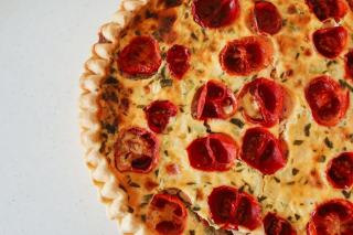 Quiche saumon fumé et tomates : recette légère et savoureuse