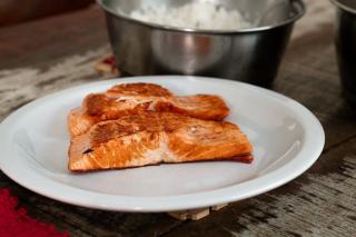 Saumon au micro-ondes : cuisson rapide et moelleuse en moins de 10 minutes
