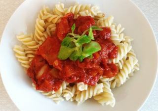 Saumonette sauce rouge : recette épicée de roussette