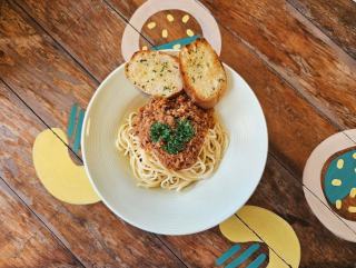 Spaghetti à la bolognaise au parmesan : recette italienne authentique