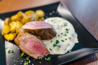 Rôti de bœuf sauce aux champignons, moelleux à souhait