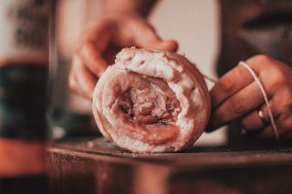 Rouelle de porc : recette braisée au four, fondante et dorée