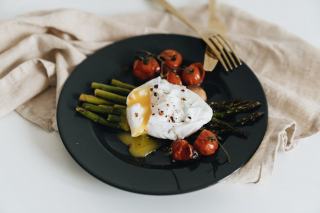 Salade d'asperges, œufs pochés et burrata de Ricardo