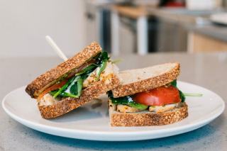 Sandwich poulet mayonnaise : recette classique express et savoureux