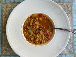 Soupe de légumes aux pois chiches : recette maison facile