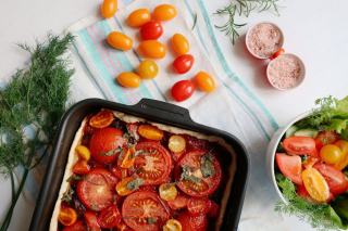 Tarte moutardée thon tomates poireaux : recette salée rapide