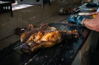 Thermomètre à sonde planté dans un rôti de bœuf