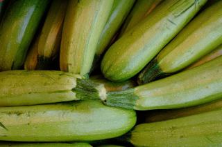 Tranche de terrine de courgettes au saumon servie froide
